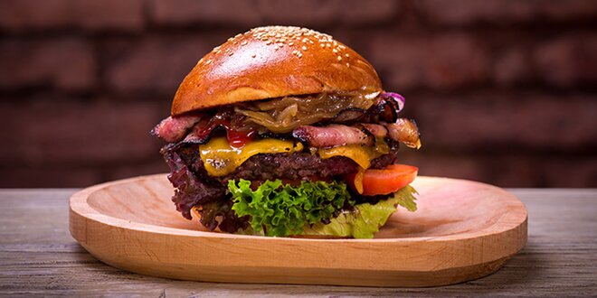 Pořádné burgerové menu s Coleslawem a limčou