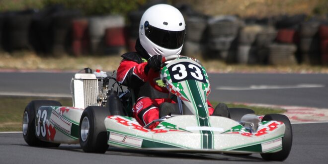 Adrenalinová jízda v závodní sportovní motokáře
