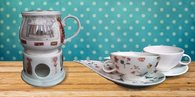 Porcelánový hrnek s ohřívačem i šálek s podšálkem