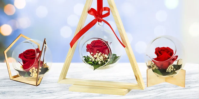 Elegantní dekorace s kvetoucí růží ze dřeva a skla
