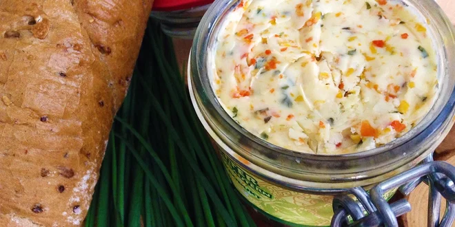 Zdravé maslo s bylinkami a chilli habanero alebo s mandľami a medom