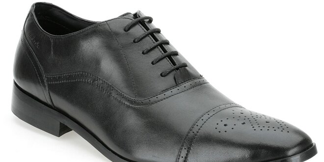 Pánské černé společenské boty Clarks s perforací na špičce