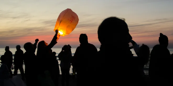Létající lampiony štěstí v různých barvách
