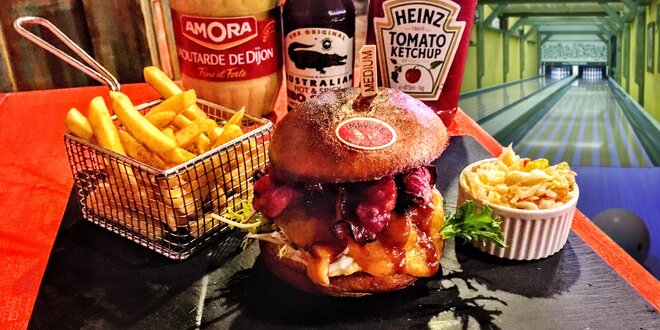 Dva burgery s přílohou a hodina bowlingu