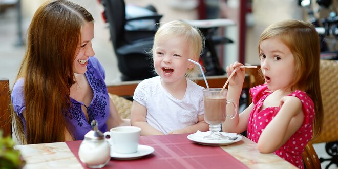 Káva a horká čokoláda v baby friendly kavárně
