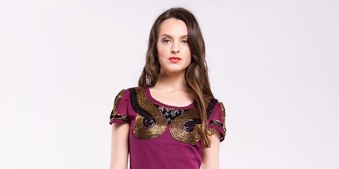 Dámské burgundské šaty s korálkovými aplikacemi Almatrichi
