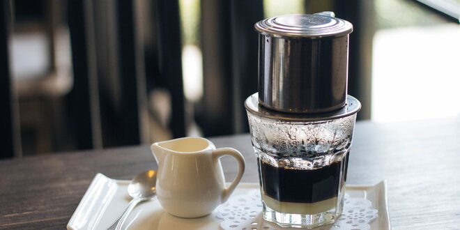 Tradiční phin filtr a balíček vietnamské mleté kávy