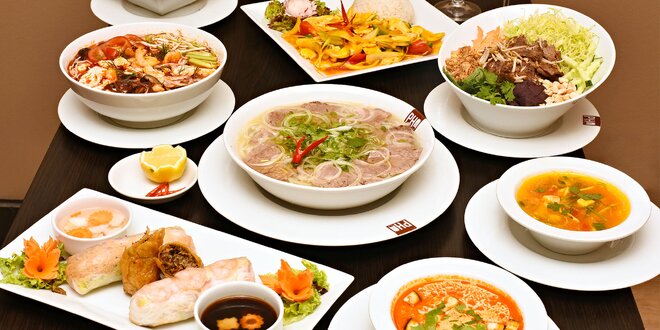 Stylové vietnamské menu pro 2 a láhev vína
