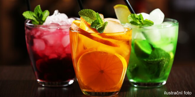 Osvěžující míchané drinky v restauraci Naslepo