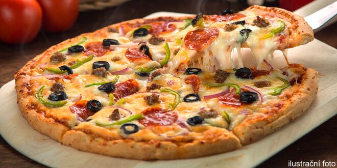 Pizza ozdobená čerstvými italskými surovinami