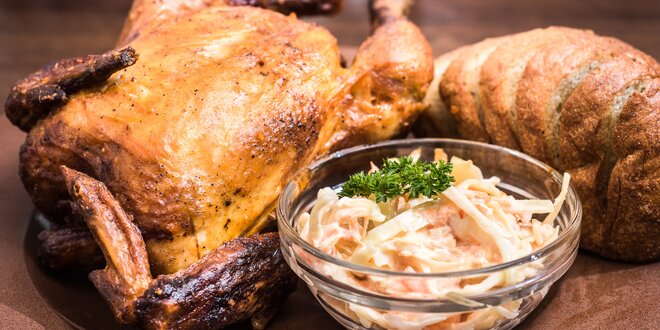 Celé kuřátko z grilu, coleslaw a rozpečený chléb