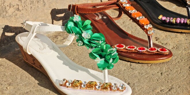 Něžné sandálky s vyměnitelnými ozdobami