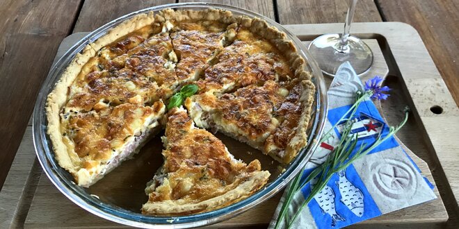 Slaný koláč quiche s sebou na piknik či oslavu