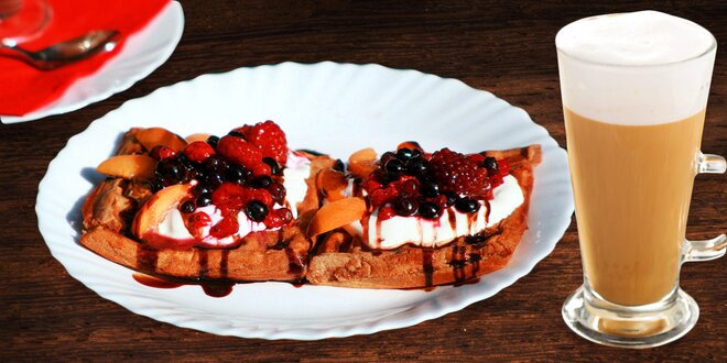Frappé trochu jinak a špaldové wafle s ovocem