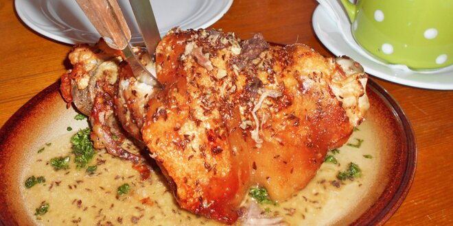 2 kg pečeného vepřového kolena a křupavé doplňky
