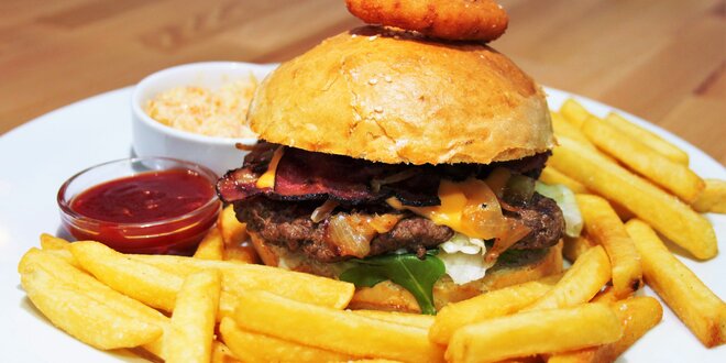 Masový nebo vege burger a porce hranolků