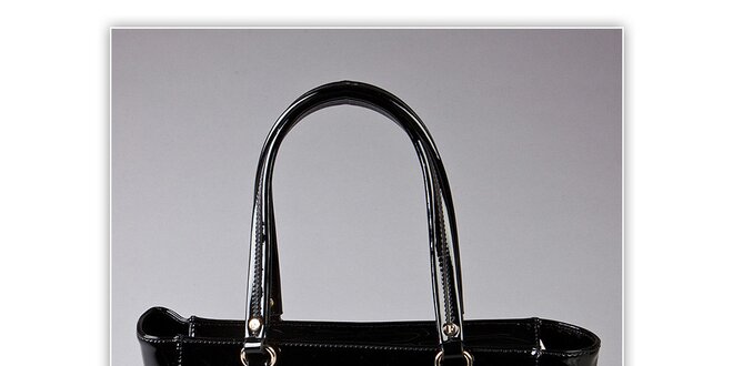Dámská černá lakovaná kabelka s ozdobnou visačkou Ferré Milano