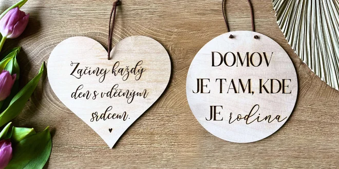 Dřevěné cedulky s milým textem o rodině i domově