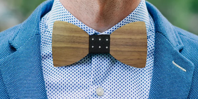 Ten sedne: Dřevěný pánský motýlek s kapesníčkem