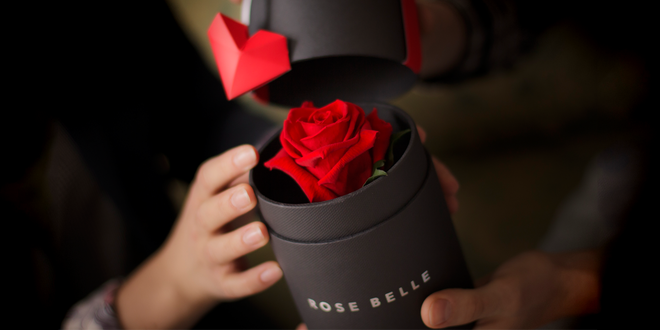 Elegantní box plný lásky s růží, která opravdu vydrží