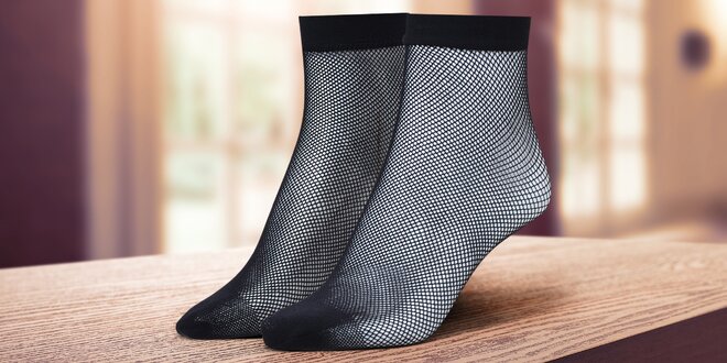 Čtyři páry černých síťovaných ponožek