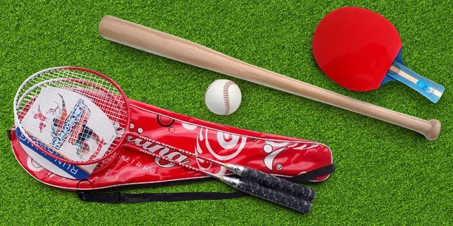 Sportovní pomůcky na baseball, basket a další