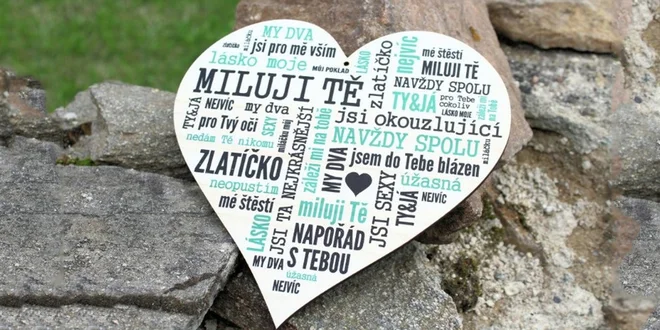 Dřevěné cedulky a výrobky se zamilovaným textem