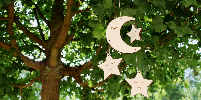 Závěsné dekorace ze dřeva nejen nad postýlku