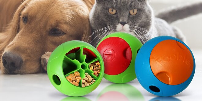 Chytrý dávkovací míček krmiva pro psy a kočky