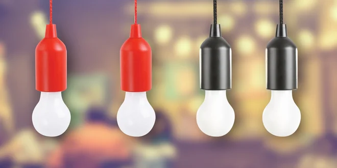 LED žárovky na tužkové baterie: červené i černé