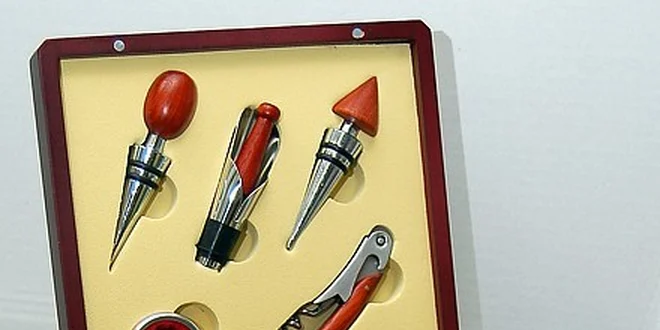249 Kč za dárkovou krabici na víno s příslušenstvím v původní ceně 499 Kč