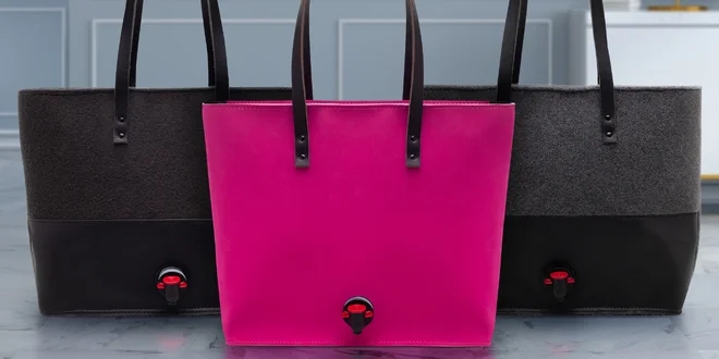 Nejen na víno: kabelky s pípou ve třech barvách