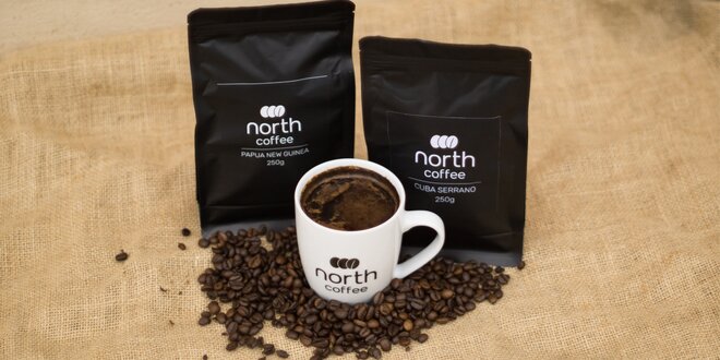 Čerstvě pražená káva North Coffee a hrneček