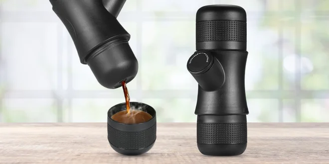 Přenosný ruční espressovač v černé barvě