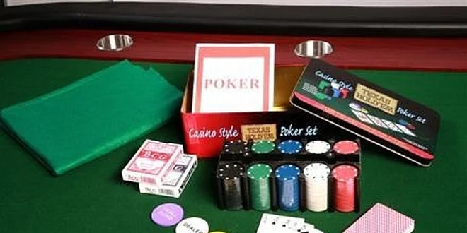 349 Kč za rodinnou sadu na poker s bohatým příslušenstvím v hodnotě 699 Kč