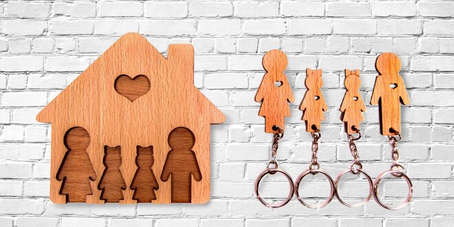 Dřevěný věšák na klíče pro páry a rodiny