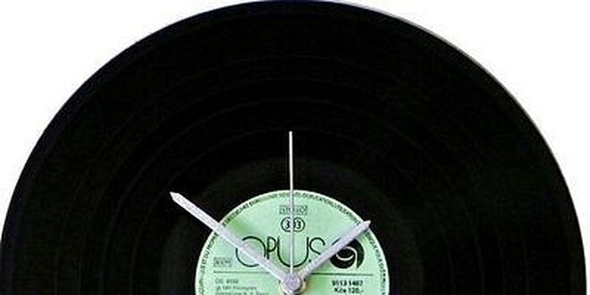 Originální nástěnné hodiny z vinylové desky v hodnotě 399 Kč