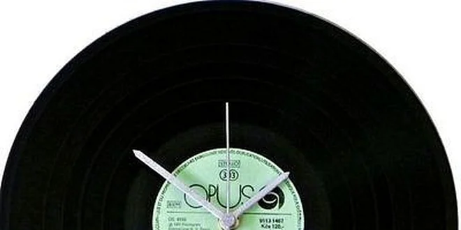 Originální nástěnné hodiny z vinylové desky v hodnotě 399 Kč