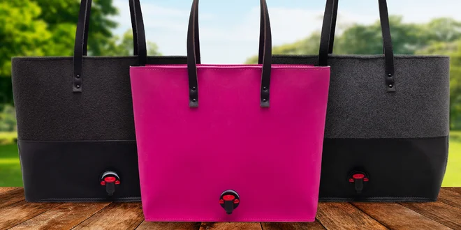 Nejen na víno: kabelky s pípou ve třech barvách