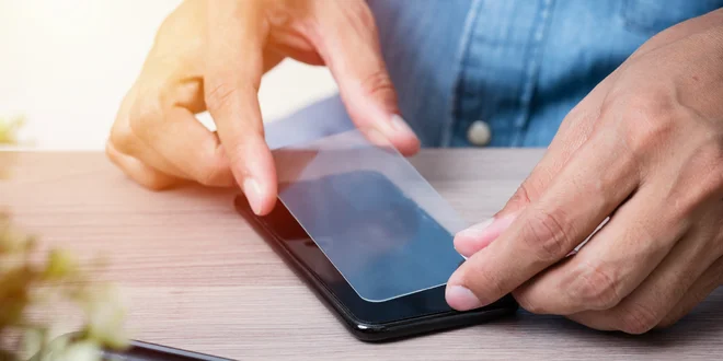 Ochranná tvrzená skla a gumový kryt na iPhone