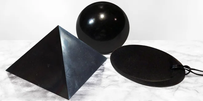 Přívěsek, koule i pyramida z leštěného šungitu