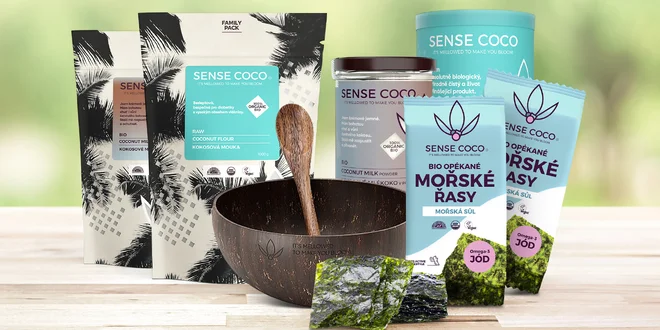 Potraviny z kokosu a opékané řasy nori jako snack