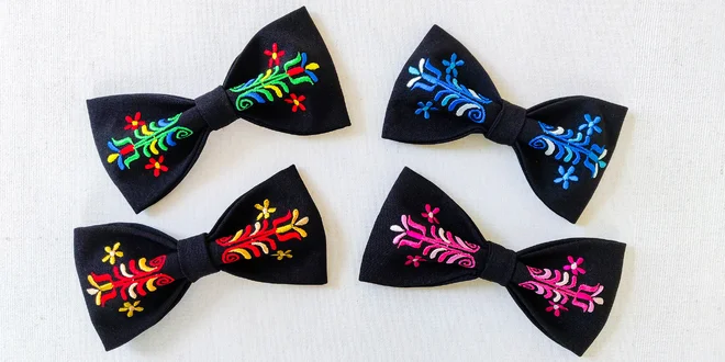 Originálne folklórne motýliky s výšivkou