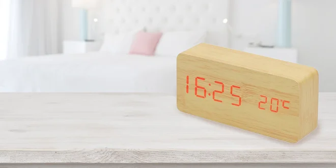 Digitálny LED budík v drevenom dizajne