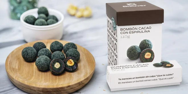 Bio čokoládové koule se spirulinou, datlemi a oříšky