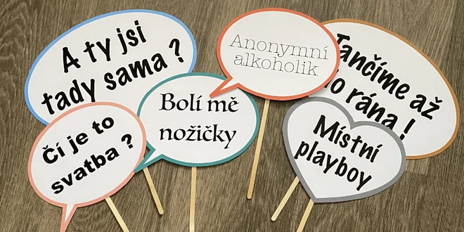 Rekvizity do fotokoutku: srdíčka i bubliny s textem