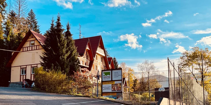 Výhodou hotelu je i parkování přímo u budovy.
