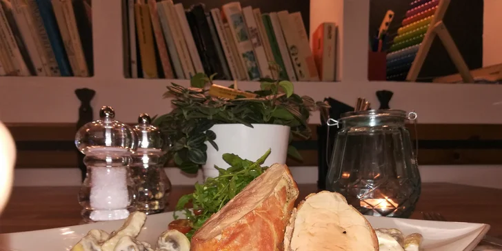 Hlavní chod je daný: Vepřová panenka ve slaninovém kábátku.