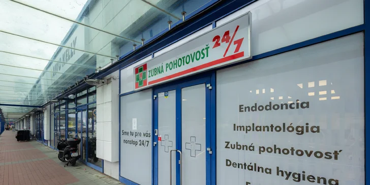 Pred vchodom do nákupného centra je možné bezplatne zaparkovať.