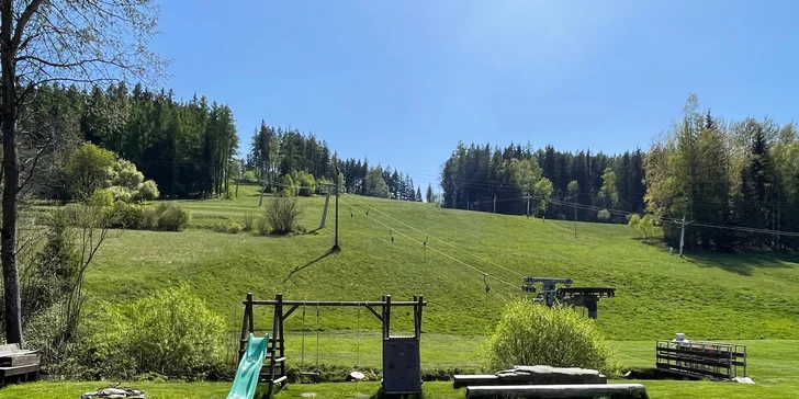 Malí hosté ocení velkou travnatou plochu s dětským hřištěm.